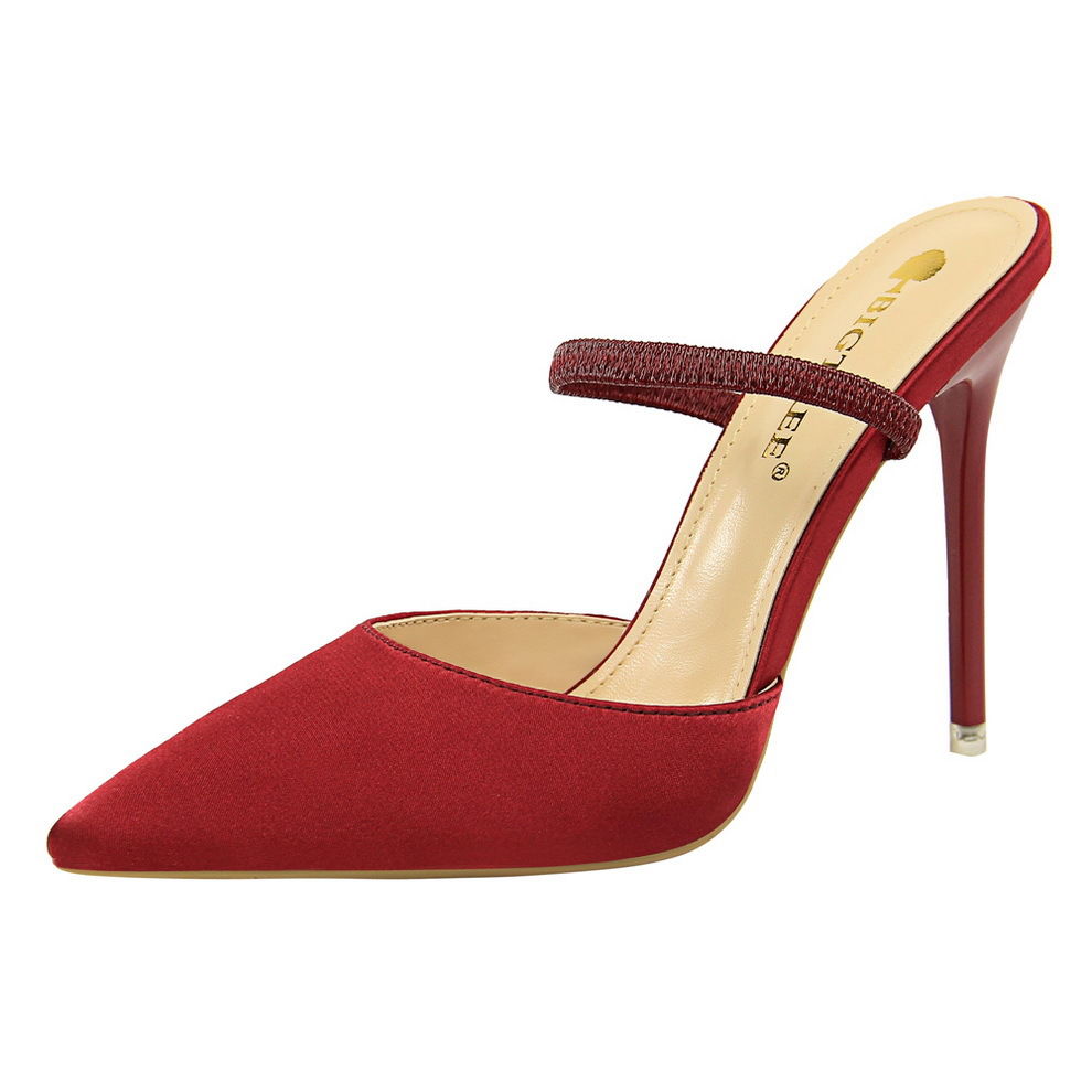 好马配好鞍,有品味女人都穿这精致高跟凉鞋,好看到极致