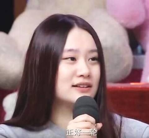 范志毅20岁漂亮女儿近照 身材纤细长腿抢镜
