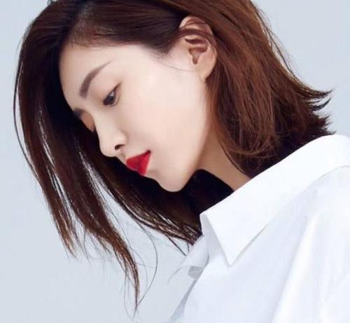 江疏影非常大胆的穿了一条波浪形的短裙，网友：也就你敢穿