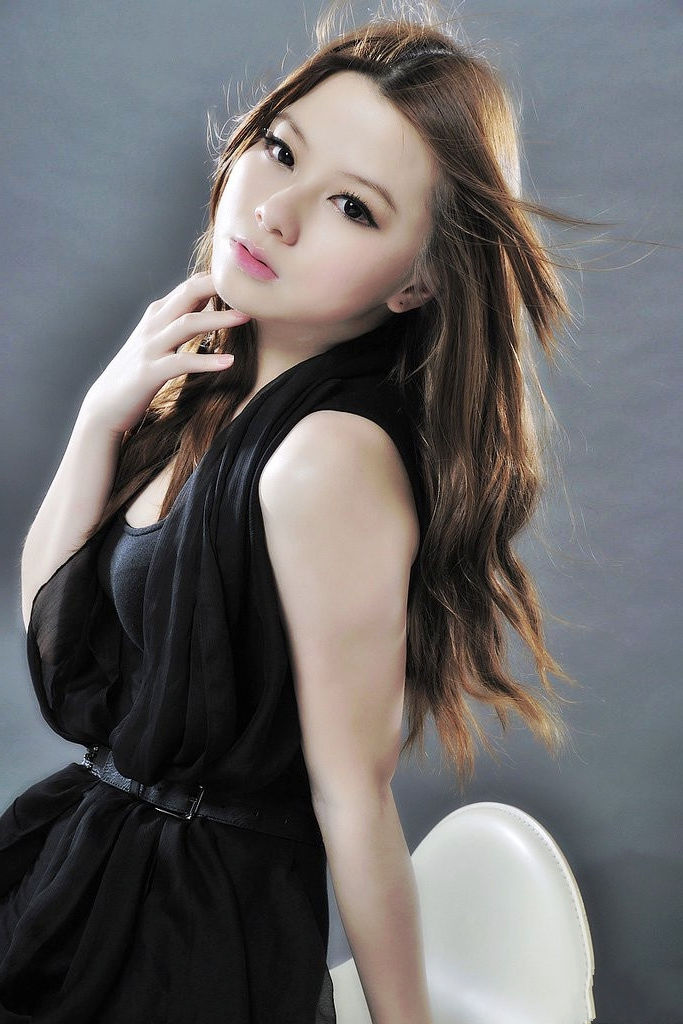 摄影棚下的一个现代时尚风情气质女神