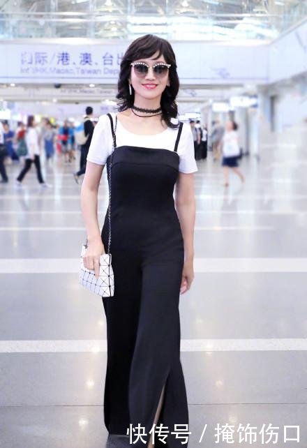 赵雅芝穿搭似少女，今63岁穿短裙逛街，另一身穿搭似30岁阿姨