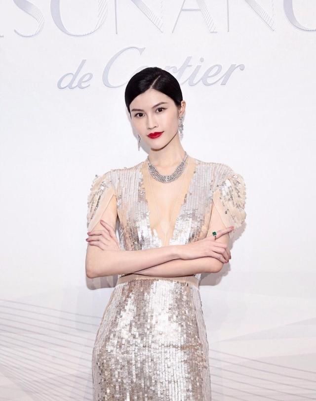 热巴倪妮美如人鱼公主，明星超模都在穿的亮片裙，到底有多惊艳?