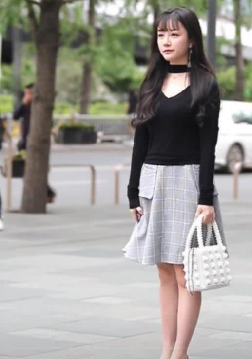 街拍:穿紧身破洞裤的小姐姐,当街大劈叉,当你女朋友可以吗?