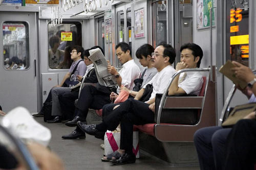 英国游客：日本地铁很安静，那中国地铁呢？英国游客两字总结