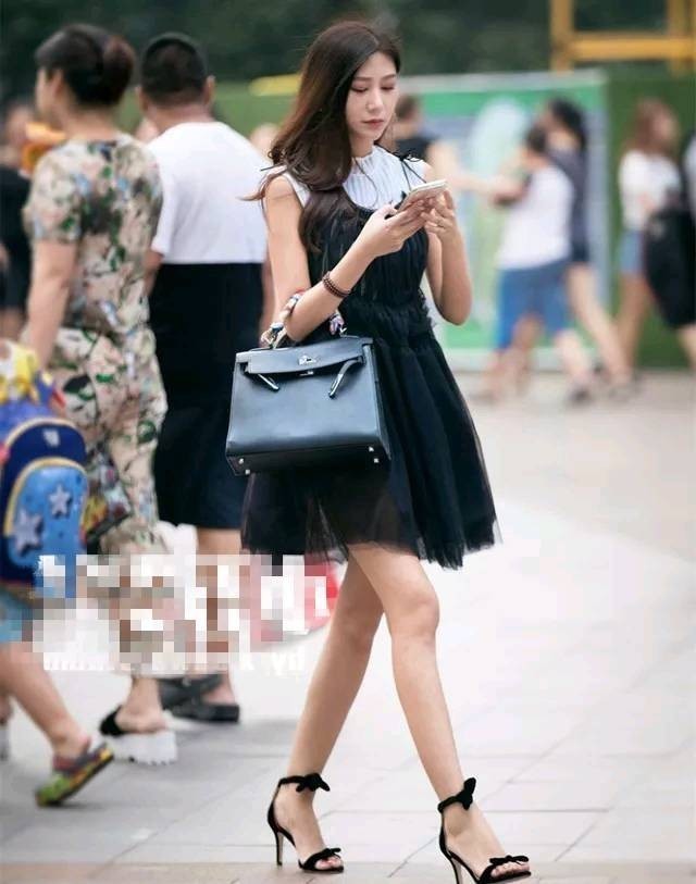街拍：白皙成熟范的时尚小姐姐，在人群中一眼就看到了！