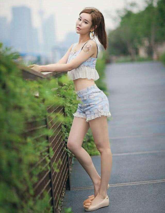 时尚紧身裤一直是女人的必备单品，实用又是时尚的代表风