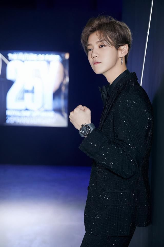 鹿晗不过是穿了套西装，颜值爆表帅到窒息，一举一动尽显王子风范