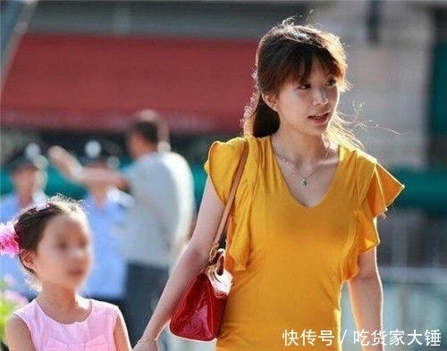  女人味|热情活泼的时尚街拍：年轻自信的美女，散发十足女人味！