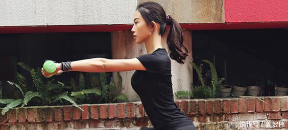 一起来看打底裤美女，彰显落落大方的气场，美翻了