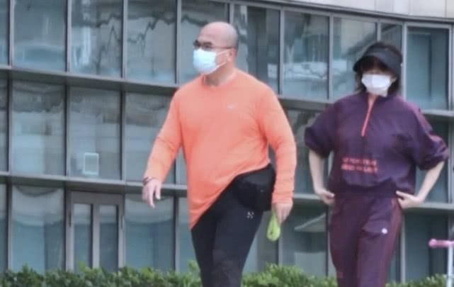  『好友』关之琳回应与光头男逛公园，称是自己健身教练，好友刘德华介绍