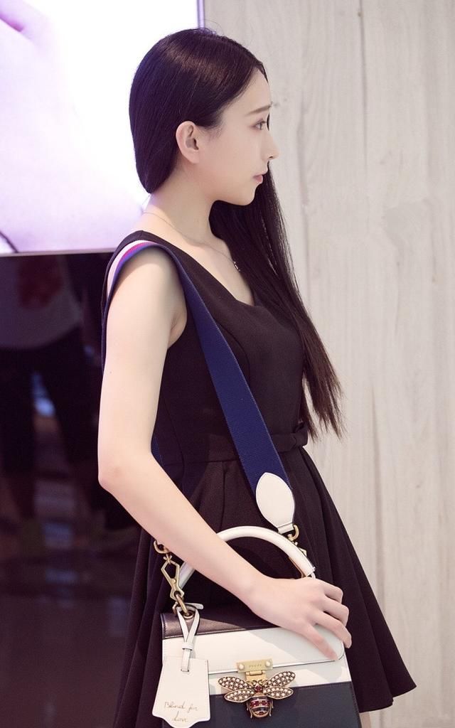 路人街拍，穿爱黑色的小姐姐，气质优雅皮肤白皙，令人赏心悦目