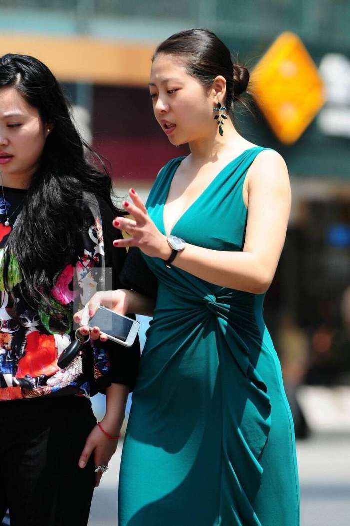 街拍: 成熟女生时尚起来就是美, 整个打扮气质好, 气场十足