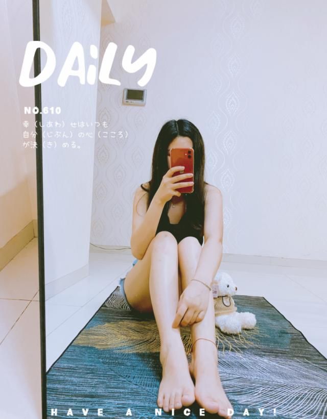  后再加上一■牛仔裤搭配黑色小吊带真的太cp了，适合春天的造型，潮流又百搭！
