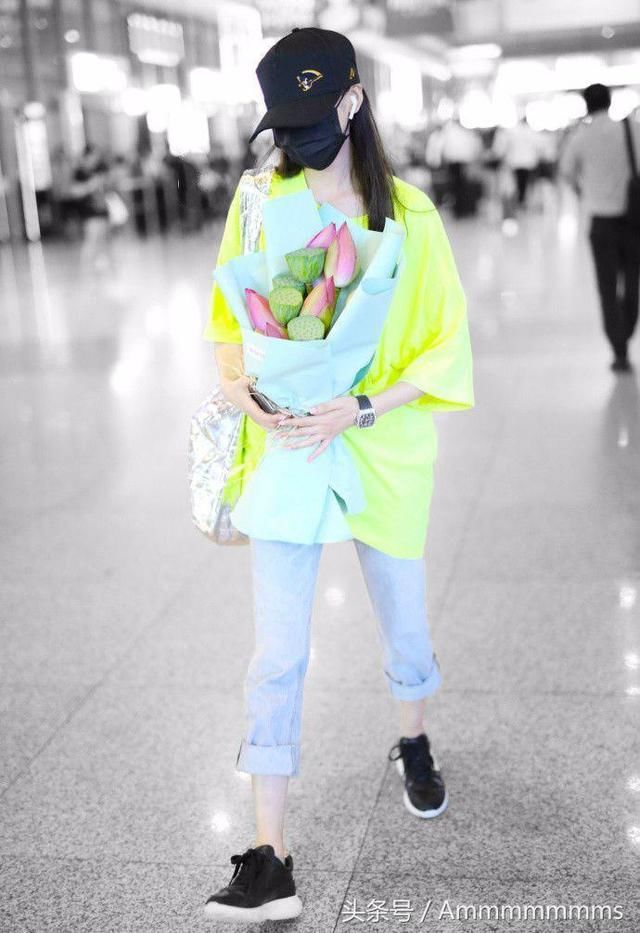 张天爱的漫画腿比超模还美，白的都反光！