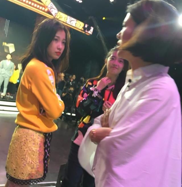  『袁咏仪去』路人2016年遇到虞书欣：超漂亮！虞书欣对路人说：世上还是好人多