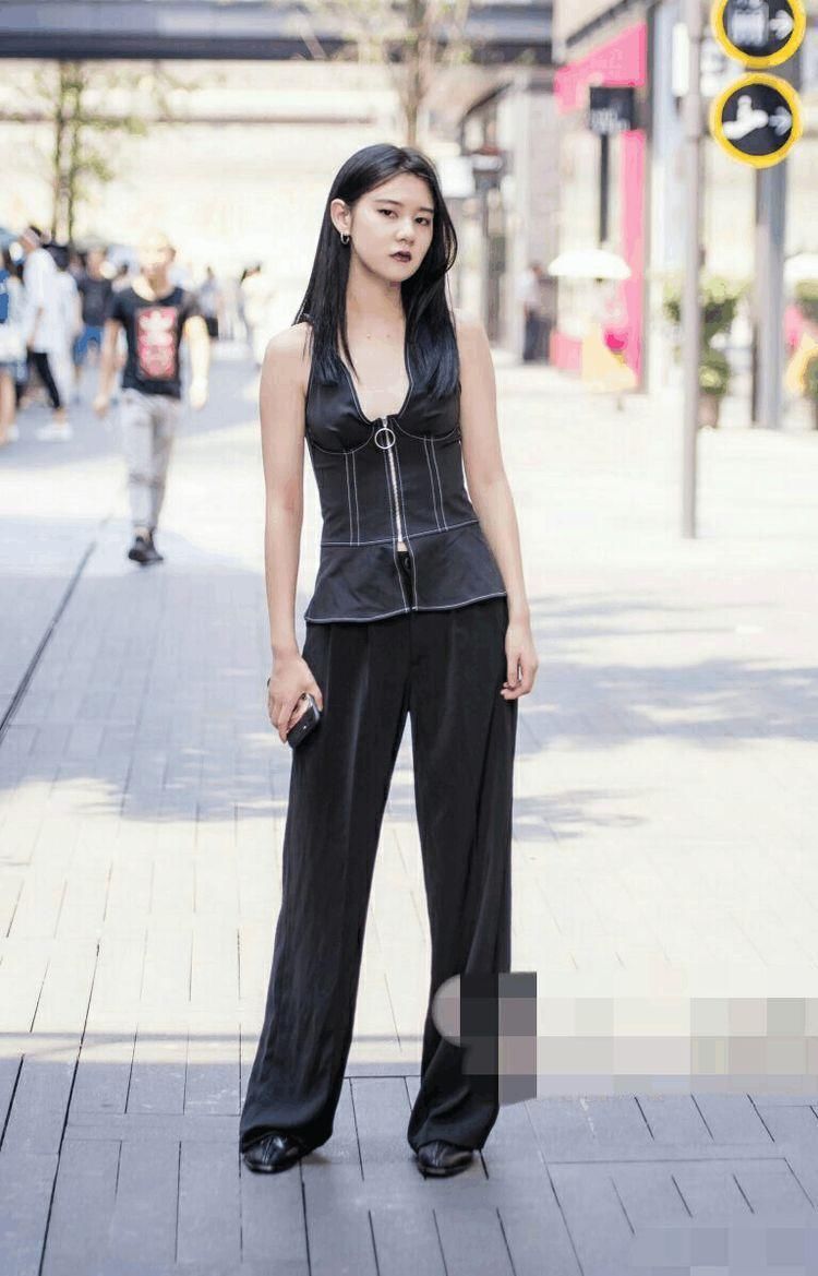 街拍:美女身穿红色紧身T恤和白色超短裤，非常好看的长腿!