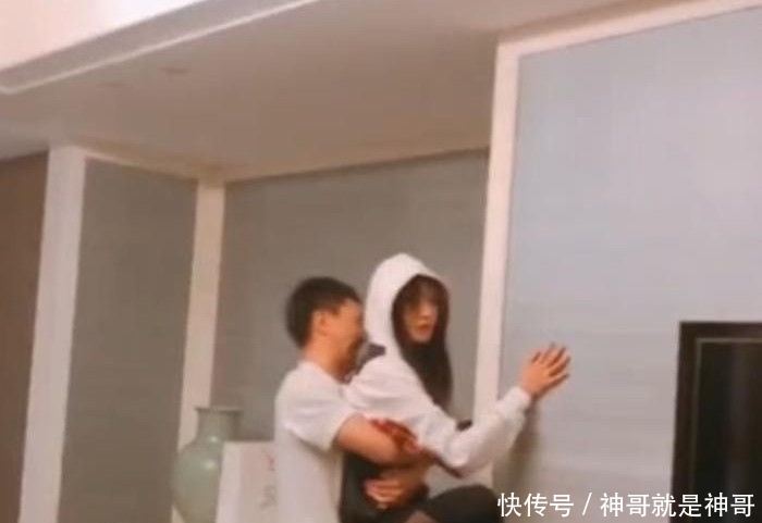  哥哥@张天爱被哥哥抱着扮蜘蛛侠, 网友注意到他“手抱”地方, 感叹果然是亲哥哥!