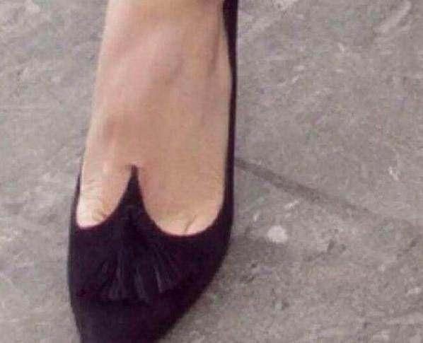 杨幂脚都垂直了，白百合“美人尖”戳进肉，这样的高跟鞋你穿吗？