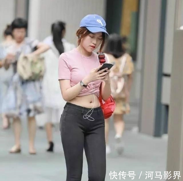  展现出|街拍牛仔裤的小美女，小肚腩有些许尴尬！