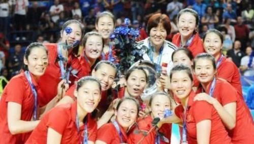  「哑口无言」记者故意问郎平：为什么你女儿是美国籍？郎平的回答对方哑口无言