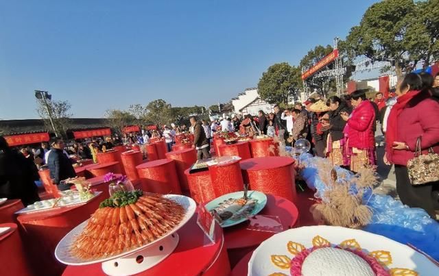 千名大厨耗时6小时、做出百鱼宴、让游人大饱口福