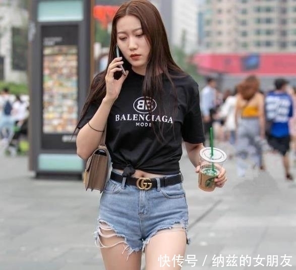  蓝色|街拍：一条蓝色吊带连衣裙，彰显独立，绽放东方美女曼妙身姿迷人