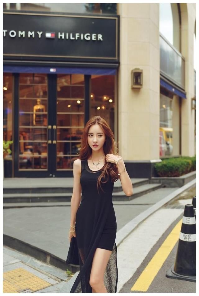 路人街拍,黑色紧身包臀连衣裙,展示性感好身材,时尚又潮流