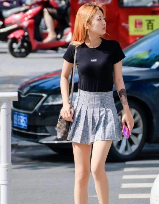 酒红色的运动上衣,黑色的紧身运动裤,小姐姐身材真的好突出!