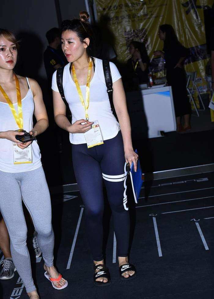 街拍:丰满的小姐姐白色紧身的吊带加短裤,看上去十分的迷人!