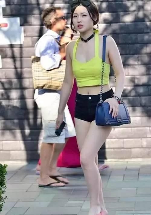 黄色吊带抹胸搭配短裤，亮色夺目吸粉无数