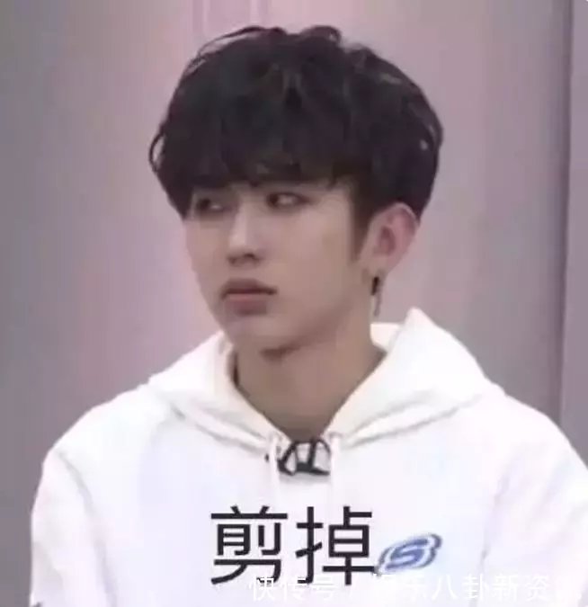 原来蔡徐坤一天吃八顿是真的,发生地震的时候他第一时间去拿的居