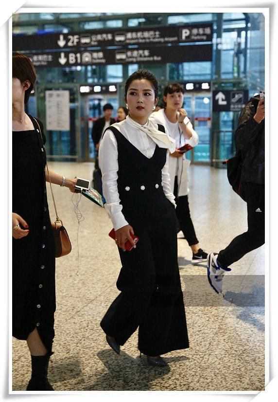 蔡依林是156，何洁是157，二人同穿阔腿裤，差距绝不止1cm！