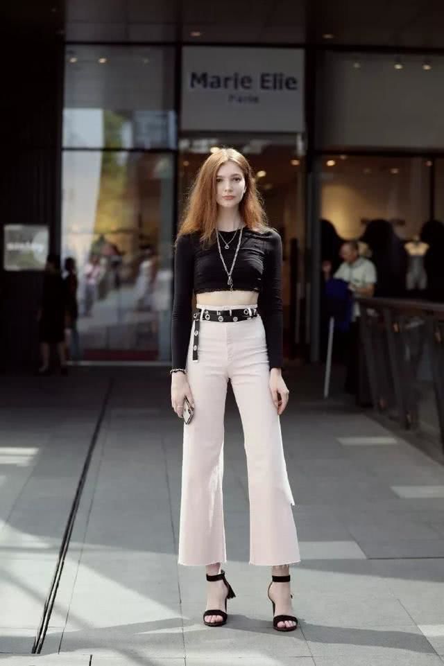『带着一』美女街拍:女生高跟鞋时尚又美丽,让女性带着温柔的气息