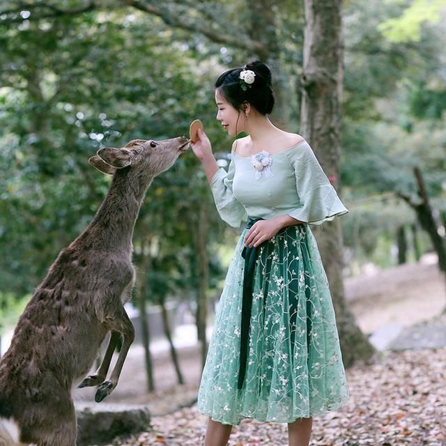 妩媚香肩优雅露，一字领连衣裙来助攻