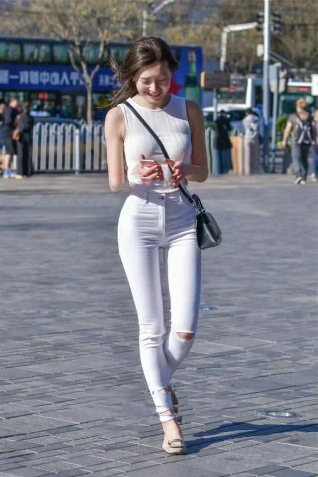 牛仔裤穿出苗条身材让你更显得有气质，想怎么搭都可以哦