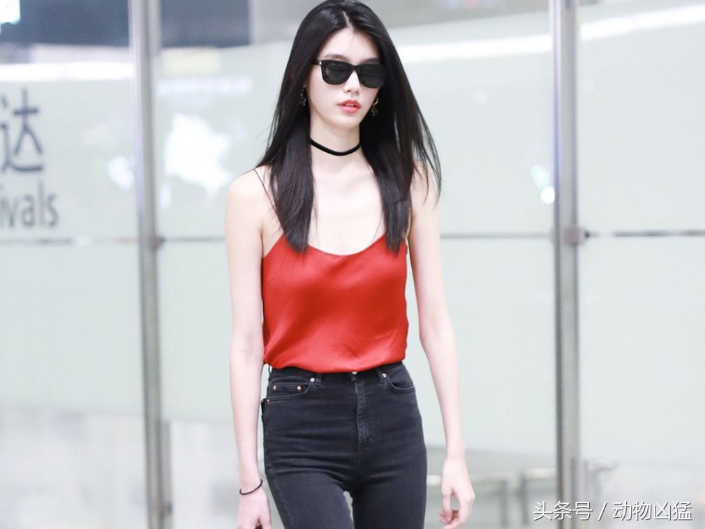 维密超模穿红色吊带 臀部下垂胸部平坦