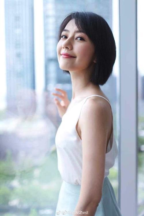 高圆圆真会装嫩，吊带衫却配了这样一条裙子，赵又廷快来管管！