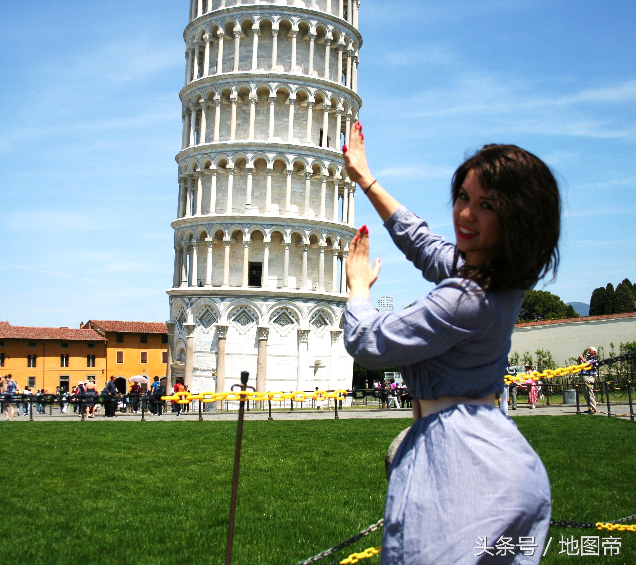 实拍意大利比萨斜塔前的美女，千姿百态