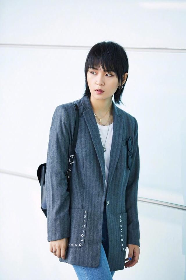 周笔畅碎短发配短靴利落造型出发纽约时装周，网友：眼妆一秒出戏