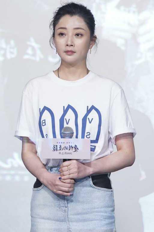 殷桃真会穿，裙子套裙子，网友：第一次见这么穿的，你见过几次呢