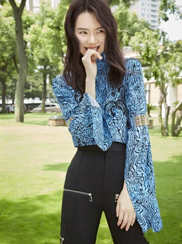 戚薇真猛！为显腿长裤子提到胸部以下，坐下时世界都安静了！