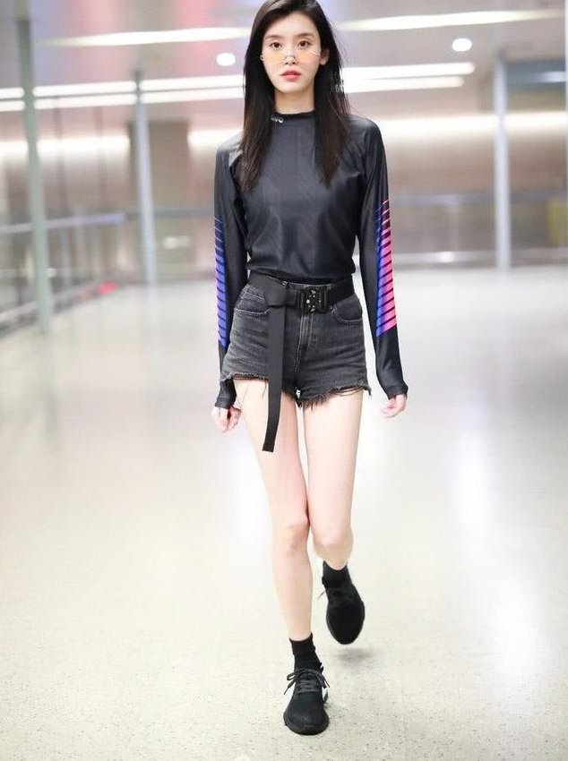 奚梦瑶到底有多瘦?这么窄的短裤都穿不满，网友:有没有100斤?