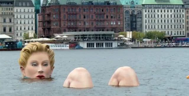 湖中出现的巨型“美人鱼”，被游客争抢着拍照