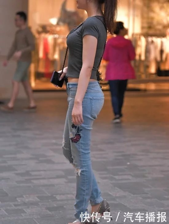 微胖轻熟女牛仔紧身裤勒出柔美线条，走起路来要摆的姿势吸睛无数
