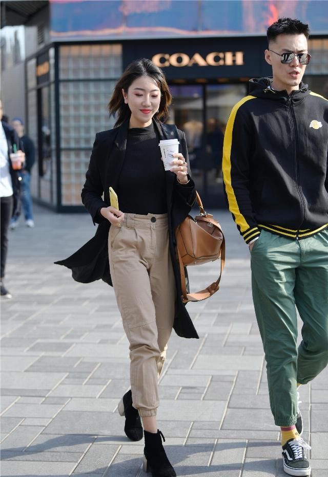  #位美女选择一#春天穿着短靴，要选择高跟款式还是平底短靴，怎样穿出春季感觉？