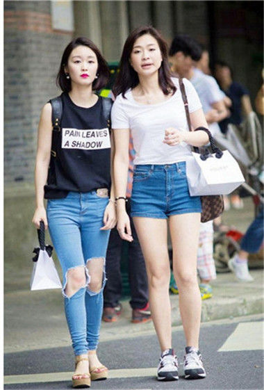 #小美女#街拍:长腿的小美女,若隐若现的纱裙显得格外抢眼