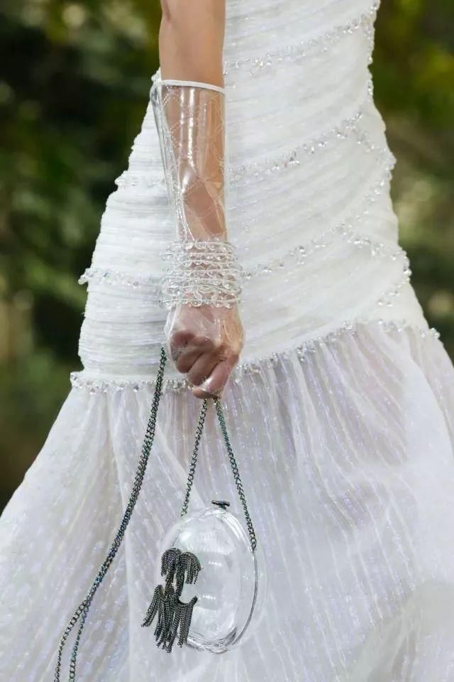 昨天的塑料袋你爱搭不理，今天的塑料袋只有时髦女孩看得起