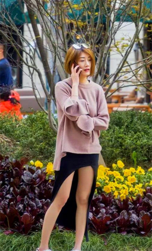 『蓝色』街拍:戴墨镜的美女,蓝色短裤搭黑丝袜露背装,尽显少女美