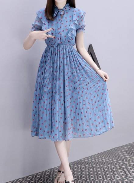 如今70后女人都流行这样穿，换上这连衣裙，居然美得不敢相信