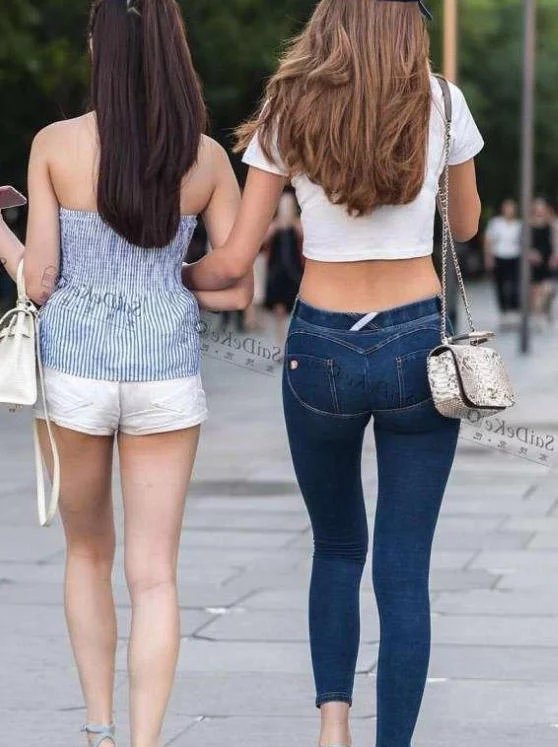 紧身裤小姐姐双腿修长，旁边的闺蜜则是一个超短裤，腼腆的笑容很